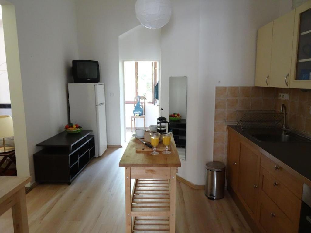 Garden Apartment On Art Nouveau Street In Central براغ المظهر الخارجي الصورة
