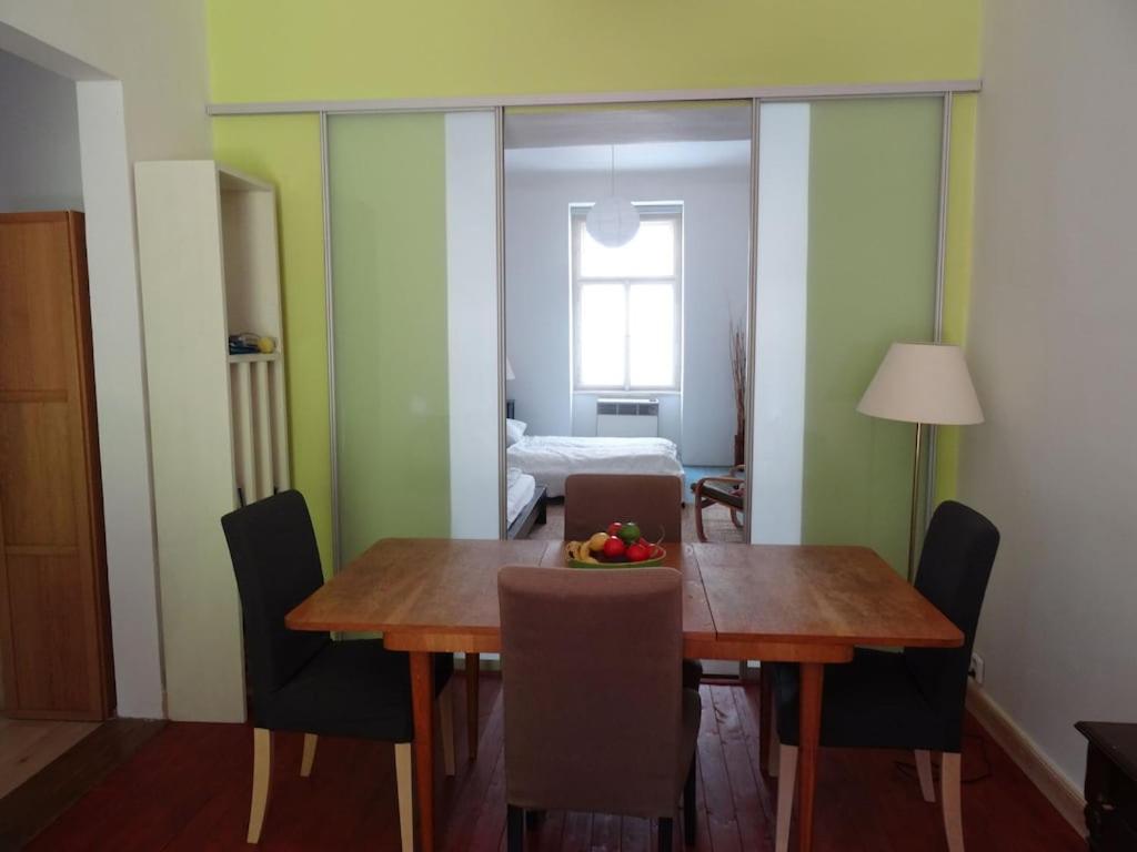 Garden Apartment On Art Nouveau Street In Central براغ المظهر الخارجي الصورة